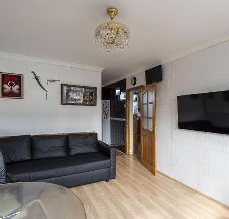 1 Bedroom Flat Close To City With Free Parking Arrangement Лондон Экстерьер фото